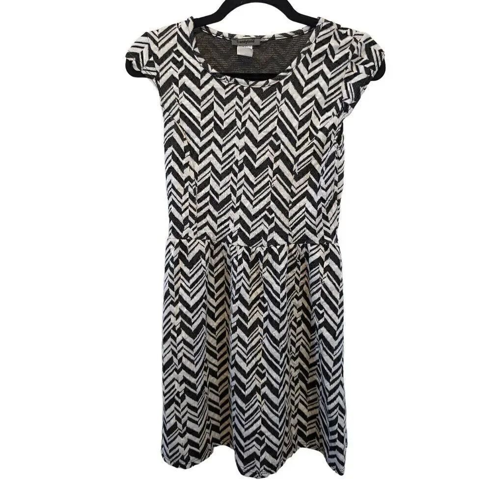 Trendyland Black and White Chevron Dress Short Sleeve Round Neck Women's Size Me